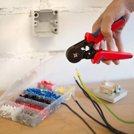 TECTAKE Pince à Sertir Accessoire Electricité Outillage à Main En Acier + 1200 Embouts Connecteurs - Noir/rouge 2 TECTAKE Pince à Sertir Accessoire Electricité Outillage à Main En Acier + 1200 Embouts Connecteurs - Noir/rouge – Image 2