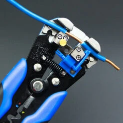MODOU Pince à Dénuder Automatique Dénudeur 3 En 1 Multifonction Pour Fils Solides Ou Toronnés 22-10AWG (0,5-6 MM²) Utilisé Pour Dénuder, Couper Et Sertir Cosses Isolées Et Non Isolées -Outil de l'électricien Soldes 2022 60399191 4