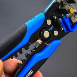 MODOU Pince à Dénuder Automatique Dénudeur 3 En 1 Multifonction Pour Fils Solides Ou Toronnés 22-10AWG (0,5-6 MM²) Utilisé Pour Dénuder, Couper Et Sertir Cosses Isolées Et Non Isolées -Outil de l'électricien Soldes 2022 60399191 5